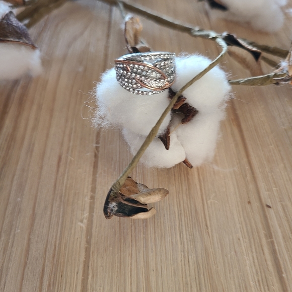 💥💥NEW💥💥Beautiful Twisted ROSE GOLD and SILVER Plated CZ cocktail ring - Picture 7 of 11